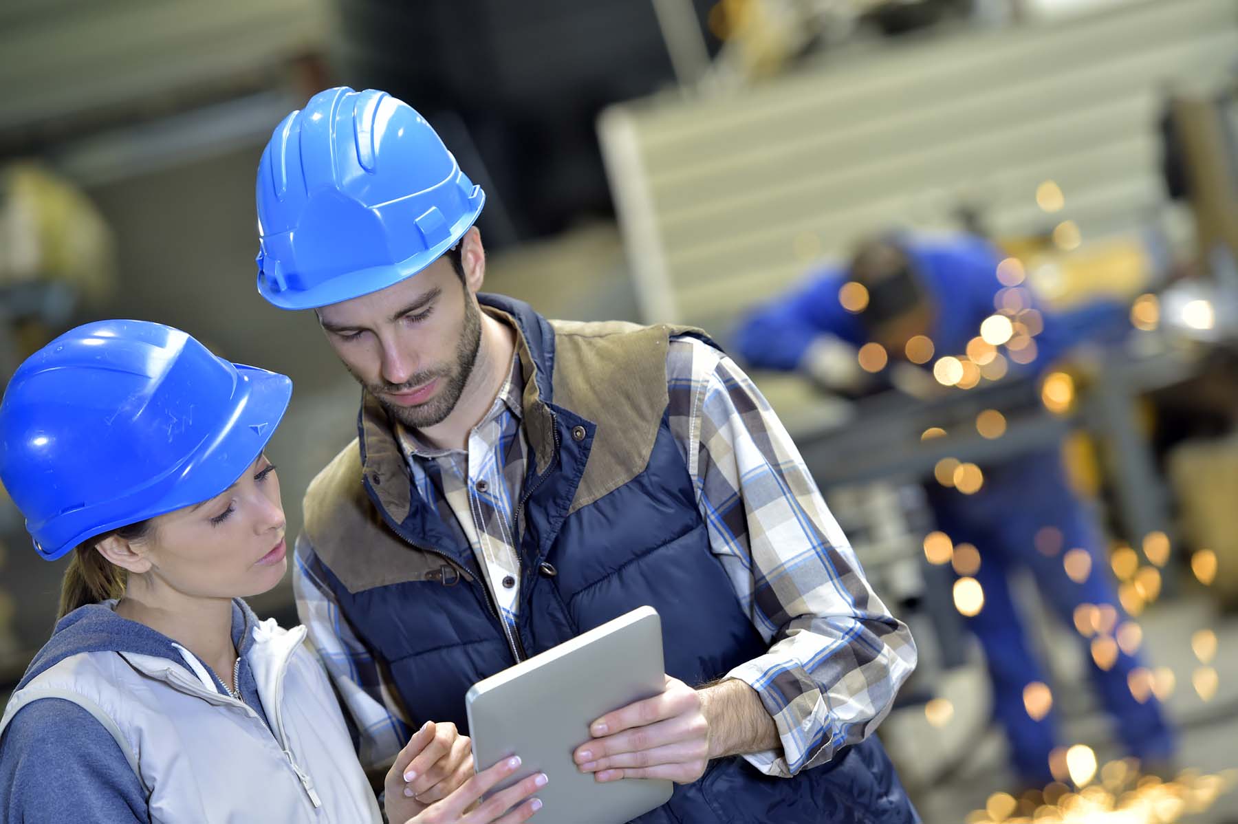 Engineersinsteelfactoryworkingondigitaltablet optimized | Trendlog.io
